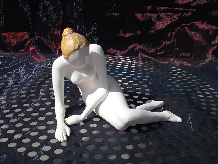 figurative Plastiken aus Porzellanton: Sinnierende Elegante - ArtLara