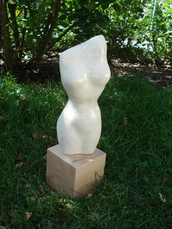 zeitgenössische Steinzeug-Skulptur Sina - ArtLara
